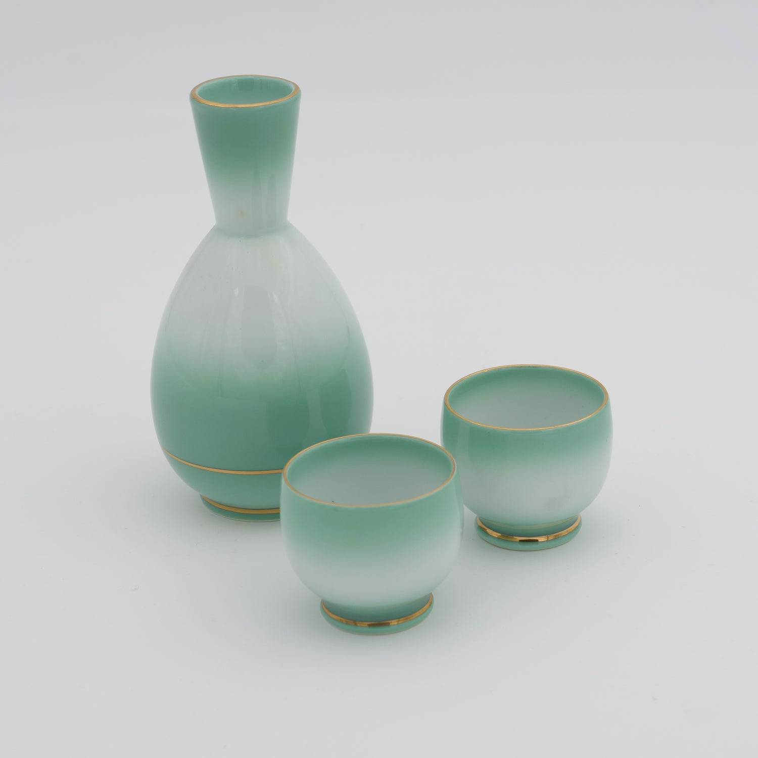 Sakesæt lysegrøn celadon med gulddetaljer